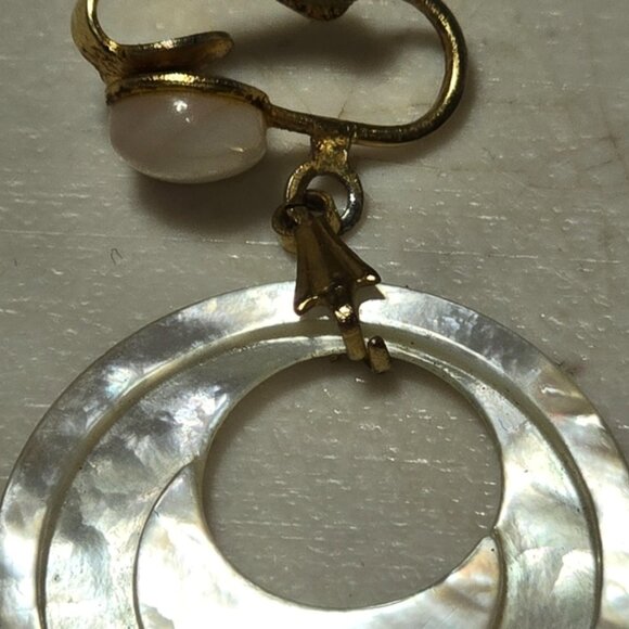 Vintage Round Mother of Pearl Clip-on Earrings - Picture 2 of 3